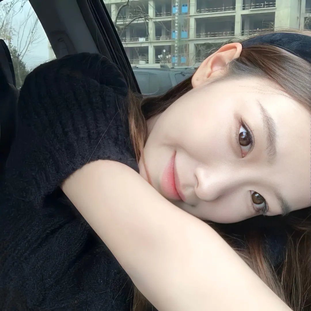 泳池里的女人